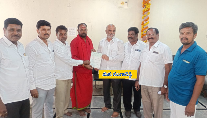 TGIIC చైర్మన్ నిర్మల జయప్రకాశ్ రెడ్డి చేతుల మీదుగా సీఎం రిలీఫ్ ఫండ్ చెక్కుల పంపిణీ