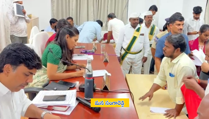 జిల్లా కలెక్టర్ ప్రావీణ్య ప్రజావాణి కార్యక్రమంలో ఫిర్యాదులను స్వీకరిస్తున్న దృశ్యం