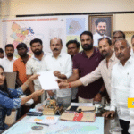 సంగారెడ్డి జిల్లాలో RRR రోడ్డు నిర్మాణంతో భూములు కోల్పోతున్న రైతుల తరపున కలెక్టర్‌కు మెమోరాండం సమర్పిస్తున్న ఎమ్మెల్యే చింతా ప్రభాకర్