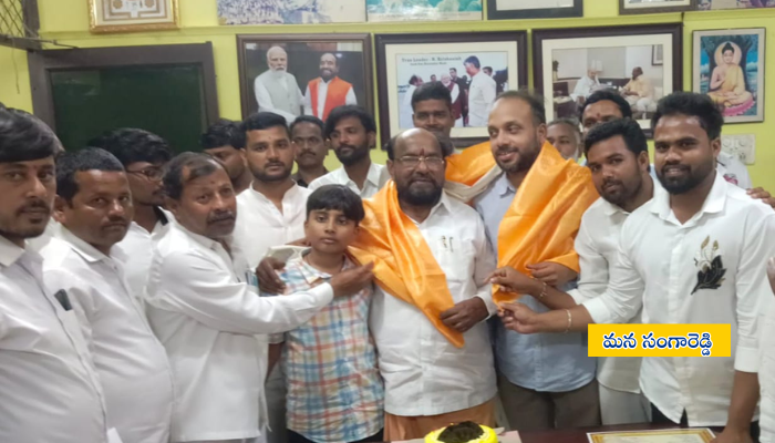 Sadashivpet BC student leaders meeting Rajya Sabha MP R. Krishnayya on his birthday celebrations at Vidyanagar BC Bhavan