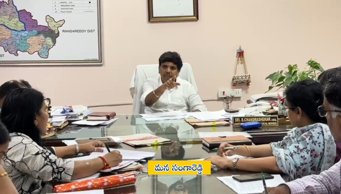 సంగారెడ్డి అదనపు కలెక్టర్ చంద్రశేఖర్ పోషణ అభియాన్ మాసం కార్యక్రమంపై అధికారులతో సమీక్ష నిర్వహిస్తున్న దృశ్యం