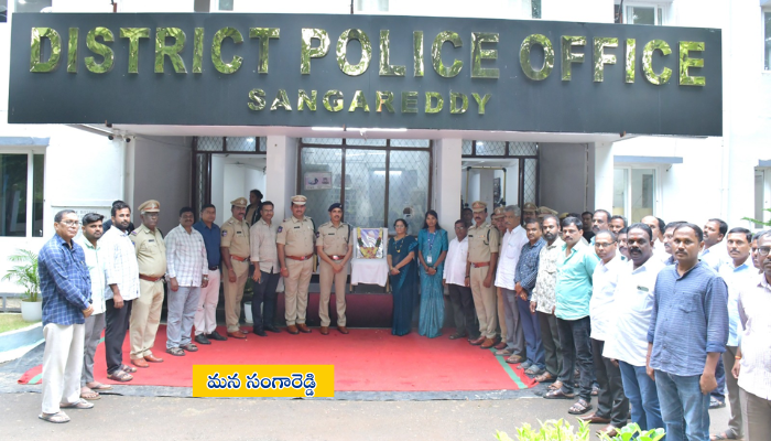 Additional SP CH Raghunandan Rao paying floral tributes to Konda Laxman Bapuji at Sangareddy District Police Office on his Jayanti.