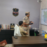 "జిల్లా ఎస్పీ పరితోష్ పంకజ్ ఐపిఎస్ అమీన్పూర్ పోలీస్ స్టేషన్‌లో ఆకస్మిక తనిఖీ చేస్తూ రికార్డులు, సిబ్బందిని పరిశీలిస్తున్న దృశ్యం"