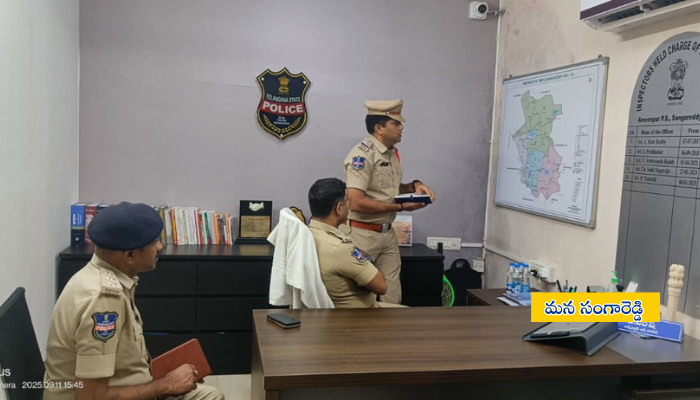 "జిల్లా ఎస్పీ పరితోష్ పంకజ్ ఐపిఎస్ అమీన్పూర్ పోలీస్ స్టేషన్‌లో ఆకస్మిక తనిఖీ చేస్తూ రికార్డులు, సిబ్బందిని పరిశీలిస్తున్న దృశ్యం"