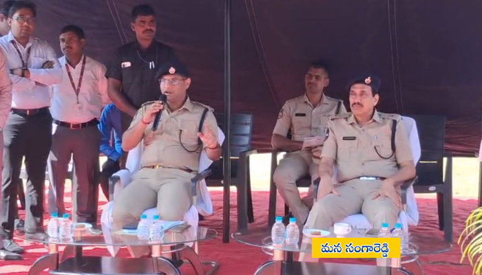 సంగారెడ్డి జిల్లా వ్యాప్తంగా సైబర్ నేరాలు, మాదక ద్రవ్యాల దుర్వినియోగం, మహిళల భద్రతపై అవగాహన కార్యక్రమాలను నిర్వహిస్తున్న నేపథ్యంలో జిల్లా ఎస్పీ పరితోష్ పంకజ్ వివరాలు ప్రకటిస్తున్న దృశ్యం.