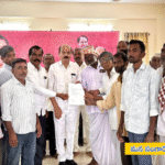 "సంగారెడ్డి ఎమ్మెల్యే చింతా ప్రభాకర్‌ను కలుసుకున్న కొండాపూర్ మండలం మునిదేవునిపల్లి గ్రామ రైతులు. సర్వే నంబర్ 92లో TGIIC పరిశ్రమ స్థాపన కారణంగా భూములు కోల్పోతున్న రైతులకు తగిన పరిహారం ఇవ్వాలని కోరుతూ ఎమ్మెల్యే క్యాంపు కార్యాలయంలో వినతి పత్రం అందజేస్తున్న దృశ్యం.