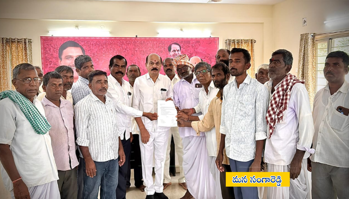 "సంగారెడ్డి ఎమ్మెల్యే చింతా ప్రభాకర్‌ను కలుసుకున్న కొండాపూర్ మండలం మునిదేవునిపల్లి గ్రామ రైతులు. సర్వే నంబర్ 92లో TGIIC పరిశ్రమ స్థాపన కారణంగా భూములు కోల్పోతున్న రైతులకు తగిన పరిహారం ఇవ్వాలని కోరుతూ ఎమ్మెల్యే క్యాంపు కార్యాలయంలో వినతి పత్రం అందజేస్తున్న దృశ్యం.