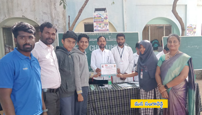 చెకుముకి టాలెంట్ టెస్ట్ విజేతలకు ప్రశంసా పత్రాలు అందజేస్తున్న ఎమ్‌ఈవో శంకర్ మరియు స్కూల్ సిబ్బంది.