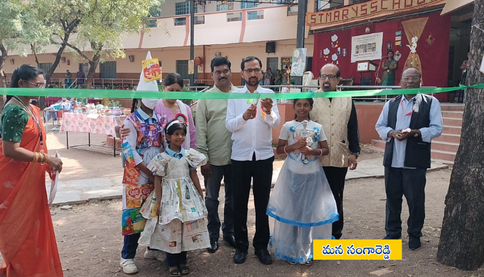 వేస్ట్ టు వెల్త్ ప్రదర్శనలో విద్యార్థుల మోడళ్లను వీక్షిస్తున్న విద్యాధికారులు.