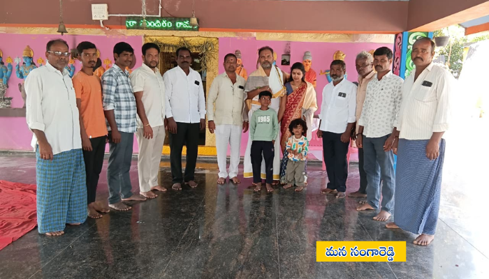 చింత సాయినాథ్ గారు కుటుంబ సభ్యులతో కలిసి కంబాలపల్లి శ్రీ లక్ష్మి వెంకటేశ్వర స్వామి ఆలయంలో ప్రత్యేక పూజలు నిర్వహిస్తున్న దృశ్యం