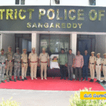 సంగారెడ్డి జిల్లా పోలీసు కార్యాలయంలో సత్యసాయి బాబా శత జయంతి వేడుకల్లో పూలమాల అర్పిస్తున్న డిఎస్పీ సత్యయ్య గౌడ్ మరియు పోలీసు అధికారులు