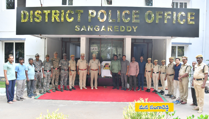 సంగారెడ్డి జిల్లా పోలీసు కార్యాలయంలో సత్యసాయి బాబా శత జయంతి వేడుకల్లో పూలమాల అర్పిస్తున్న డిఎస్పీ సత్యయ్య గౌడ్ మరియు పోలీసు అధికారులు