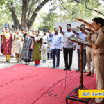 సంగారెడ్డి జిల్లా పోలీసు కార్యాలయంలో 76వ రాజ్యాంగ అమలు దినోత్సవం సందర్భంగా అదనపు ఎస్పీ రఘునందన్ రావ్ సిబ్బందితో కలిసి రాజ్యాంగ ప్రతిజ్ఞ చేస్తుండగా తీసిన చిత్రం