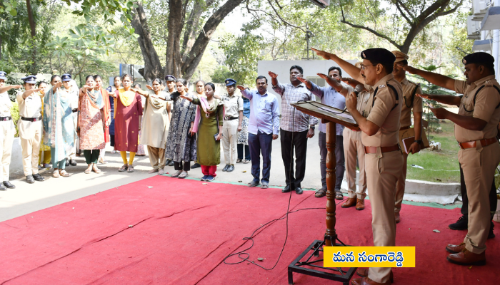 సంగారెడ్డి జిల్లా పోలీసు కార్యాలయంలో 76వ రాజ్యాంగ అమలు దినోత్సవం సందర్భంగా అదనపు ఎస్పీ రఘునందన్ రావ్ సిబ్బందితో కలిసి రాజ్యాంగ ప్రతిజ్ఞ చేస్తుండగా తీసిన చిత్రం