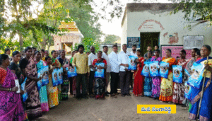 మునిపల్లి మండలం ఇబ్రహీంపూర్ గ్రామపంచాయతీ కార్యాలయంలో స్వయం సహాయక సంఘాల మహిళలకు ఇందిరమ్మ చీరలను పంపిణీ చేస్తున్న నాయకుల దృశ్యం