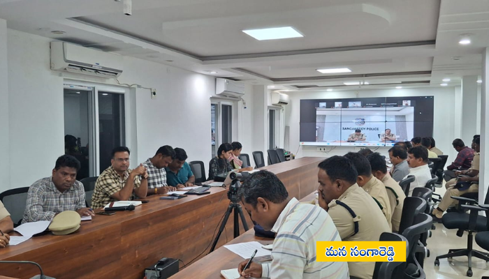 ఎస్పీ పరితోష్ పంకజ్ గ్రామపంచాయతీ ఎన్నికల నేపధ్యంలో వీడియో కాన్ఫరెన్స్ ద్వారా అధికారులకు సూచనలు చేస్తున్న దృశ్యం. ఎన్నికల ప్రవర్తన నియమావళి అమలు, చెక్‌పోస్టుల ఏర్పాటు మరియు చట్టవ్యవస్థ బలోపేతానికి సంబంధించిన సూచనలు ఇస్తున్న సమయంలో అధికారులు, పోలీస్ సిబ్బంది పాల్గొన్న సమావేశ దృశ్యం.