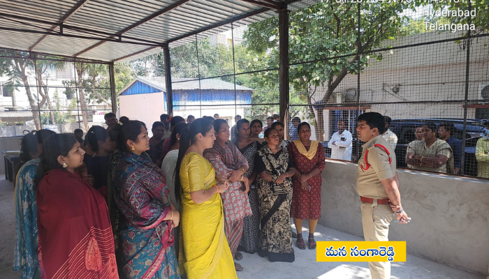 సంగారెడ్డి జిల్లా ఎస్పీ పరితోష్ పంకజ్ ఆదేశాల మేరకు అమీన్పూర్ పోలీస్ స్టేషన్‌లో ఎస్‌హెచ్‌ఓ నరేష్ హిజ్రాలకు కౌన్సెలింగ్ నిర్వహిస్తున్న దృశ్యం