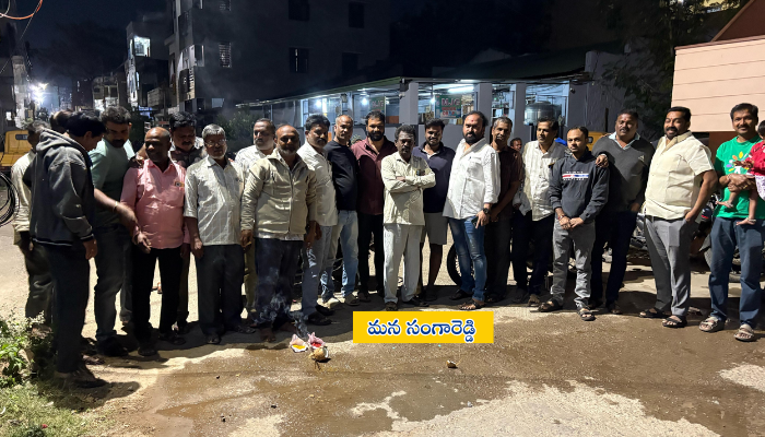 సదాశివపేట పట్టణం సర్దార్ రోడ్డులో స్పీడ్ బ్రేకర్లు ఏర్పాటు చేసిన బిఆర్ఎస్ నాయకులు పెద్ద నరసింహ గౌడ్