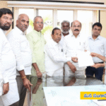 సీగాచి పరిశ్రమ పేలుడు బాధితులకు పరిహారం కోరుతూ జిల్లాకలెక్టర్ మరియు ఎస్పీని కలిసి మాట్లాడుతున్న ఎమ్మెల్యేలు చింతా ప్రభాకర్, మాణిక్ రావు మరియు నాయకులు