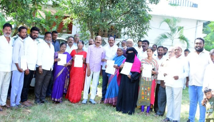 లబ్ధిదారులకు సీఎం రిలీఫ్ ఫండ్ చెక్కుల పంపిణీ